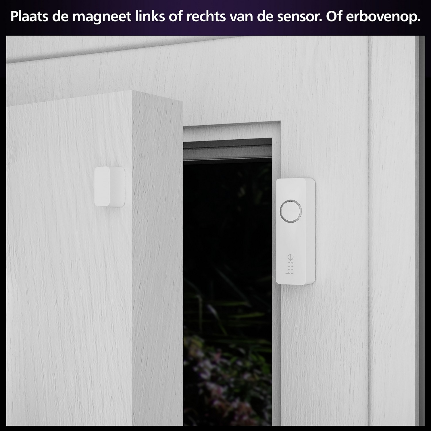 Witte deur met deurkozijn, met een witte rechthoek en een kleinere, rechthoekige sensor zichtbaar.