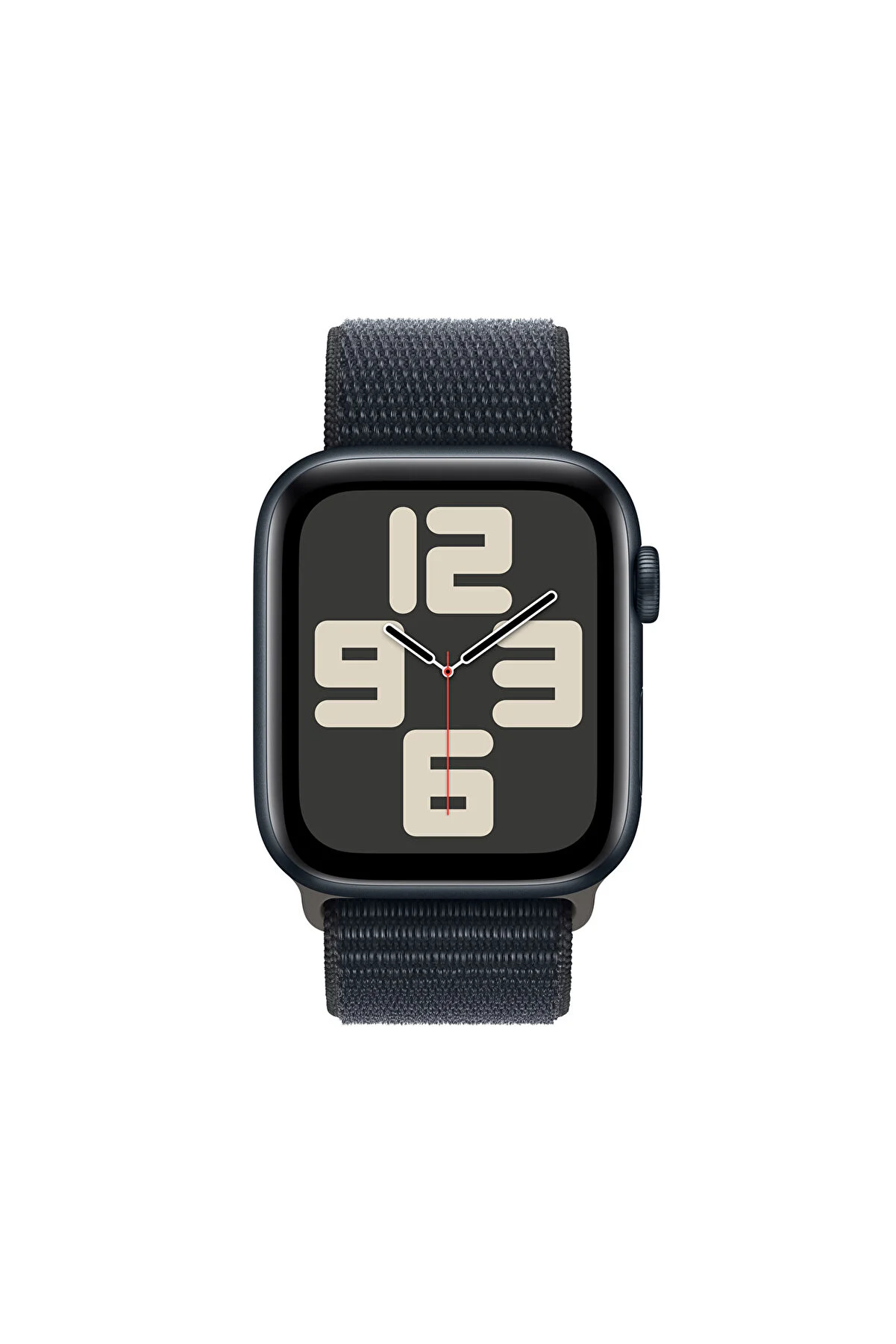 Apple Watch bilekte, koyu renk kayış, saati gösteren siyah yüz.