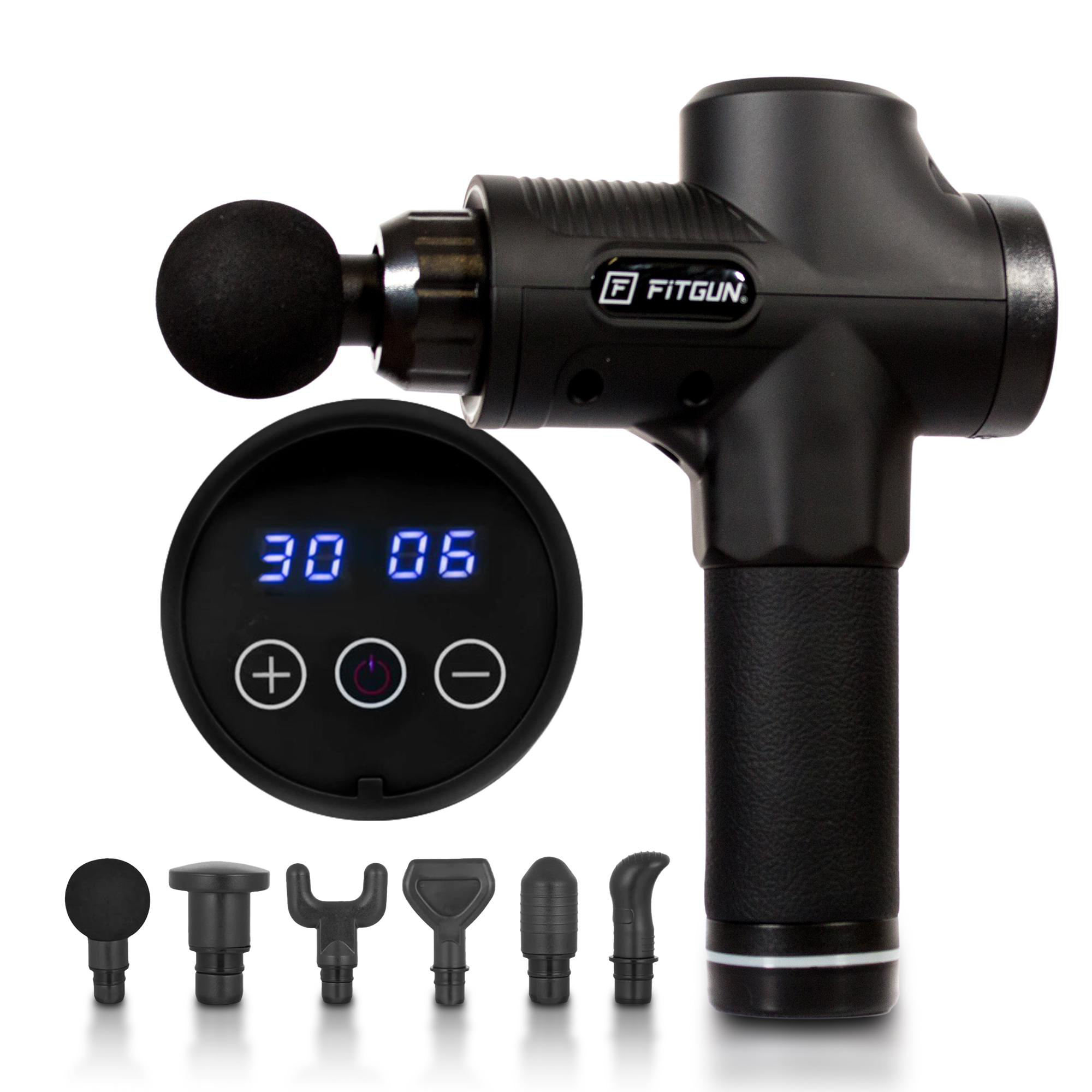 Schwarze Massagepistole mit Aufsätzen und LED-Bildschirm. Die Pistole hat das FitGun-Logo.