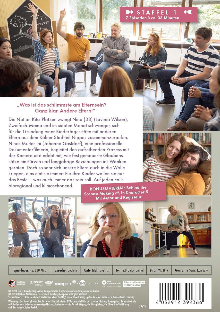 Rückseite einer DVD-Hülle. Sie zeigt eine Gruppe von Personen in einem Raum mit Text in mehreren Sprachen.