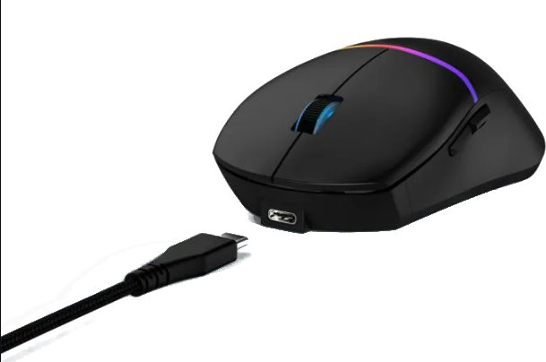 Schwarze Computermaus mit Ladeanschluss und Kabel, vor dunklem Hintergrund.