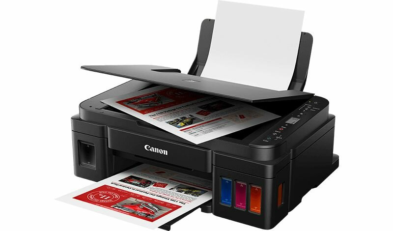 Czarna drukarka Canon drukująca dokumenty. Górna pokrywa jest otwarta. Widoczne są dwie wydrukowane strony.