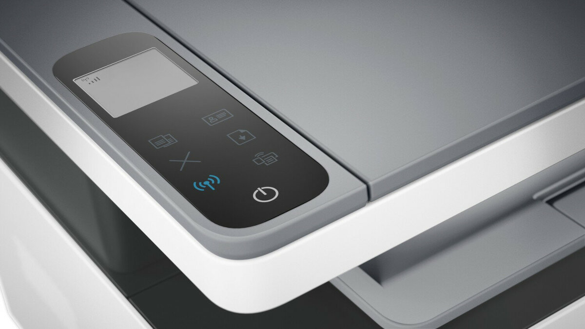 Zbliżenie panelu sterowania drukarki z ekranem i kilkoma przyciskami, na białej powierzchni.
