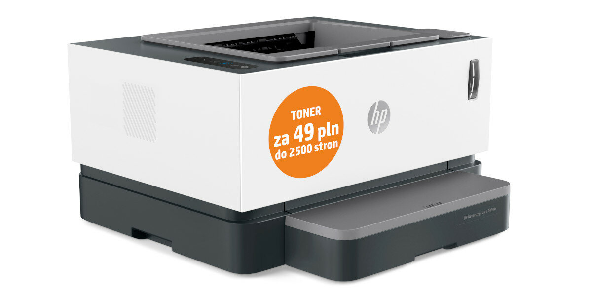 Biało-szara drukarka HP z naklejką z napisem toner za 49 PLN na 2500 stron. Drukarka stoi na białej powierzchni.