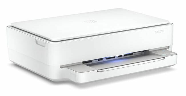Biała drukarka HP ENVY serii 6000 na białej powierzchni, widok z góry i z przodu.