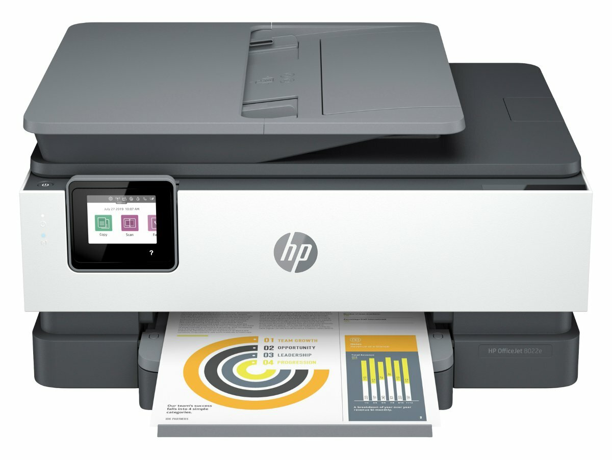 Drukarka HP OfficeJet 8022e. Jest biało-szara, z papierem w podajniku wyjściowym.