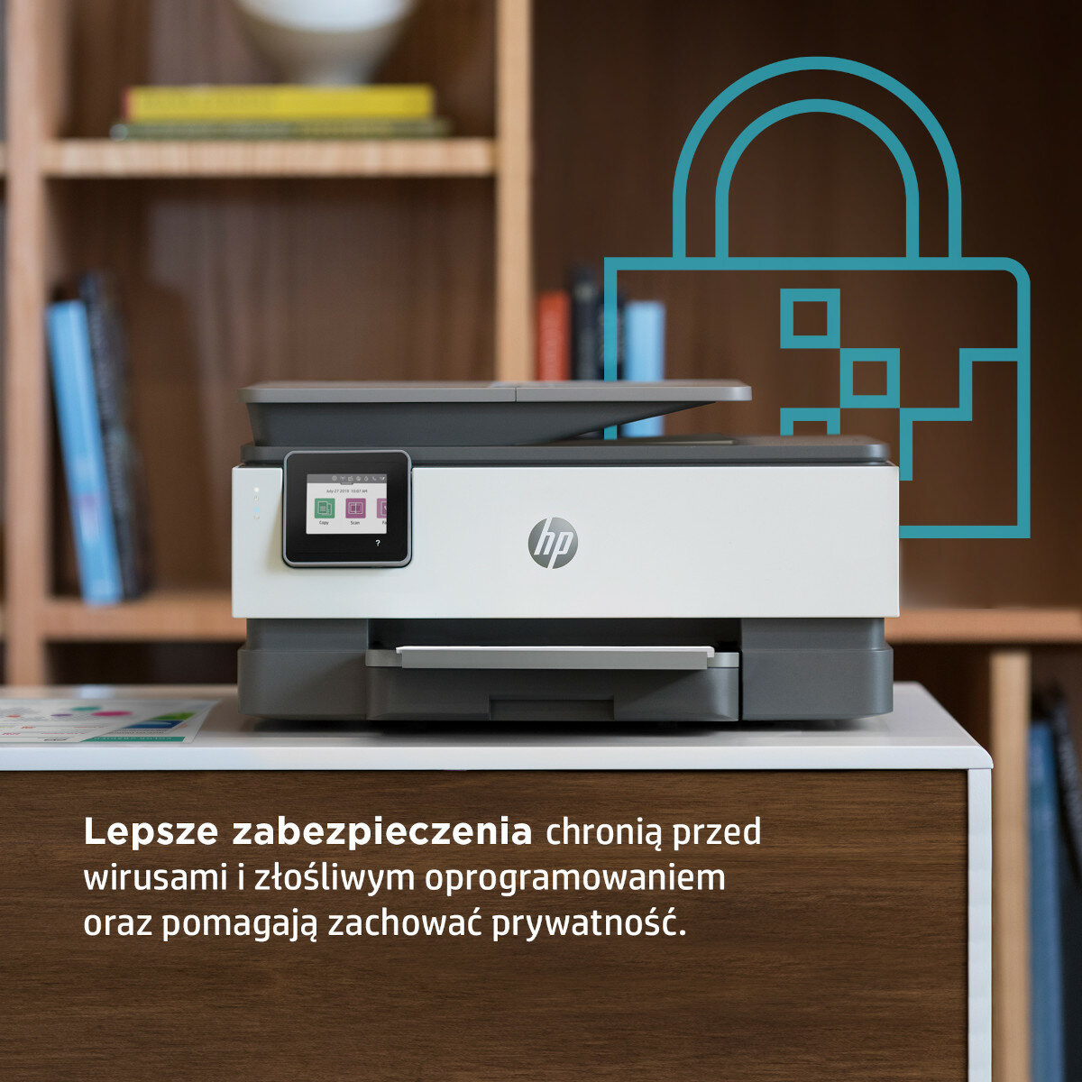 Drukarka na biurku z ikoną kłódki. Tekst w języku polskim o bezpieczeństwie chroniącym przed wirusami i prywatnością.