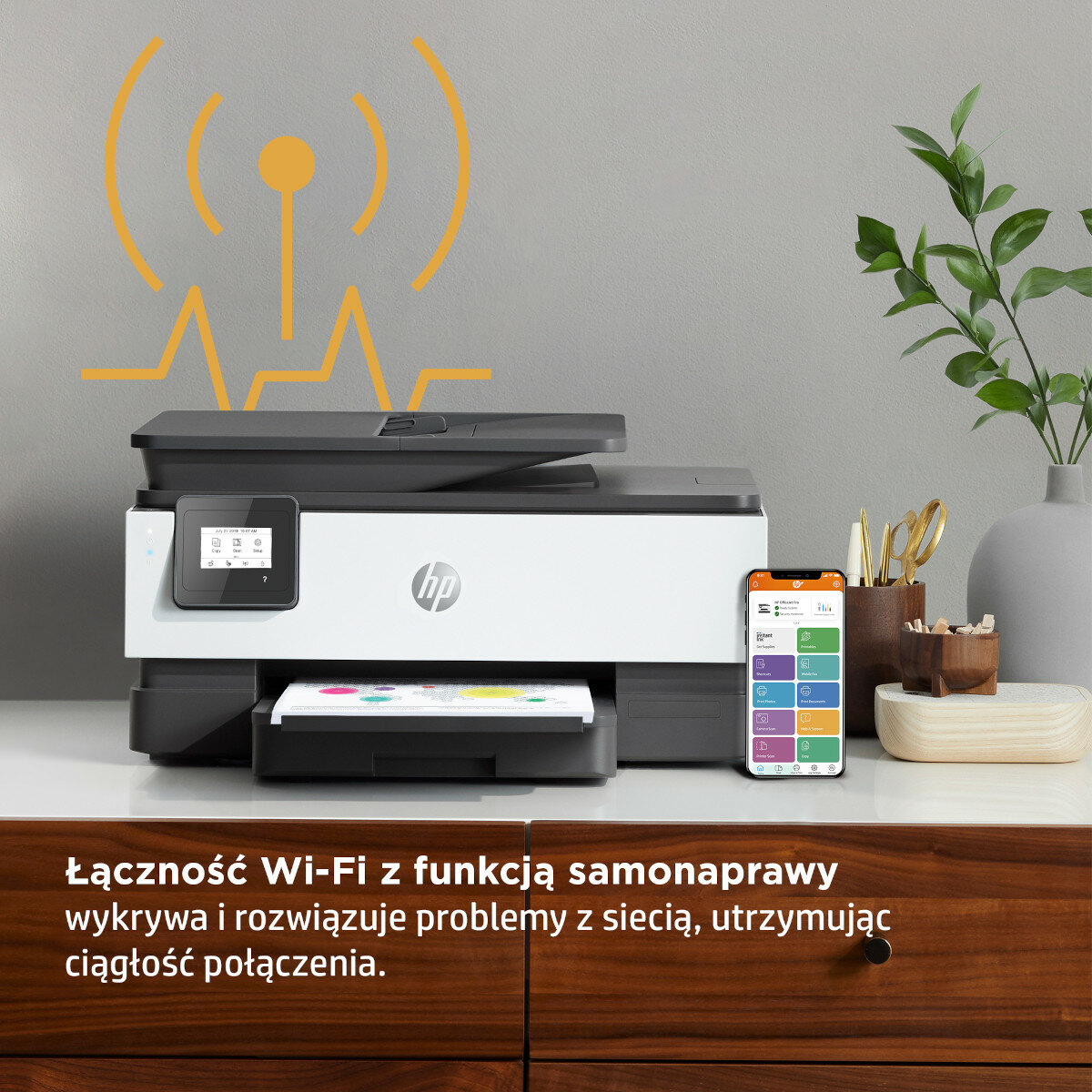 Biało-czarna drukarka HP z telefonem wyświetlającym ustawienia.