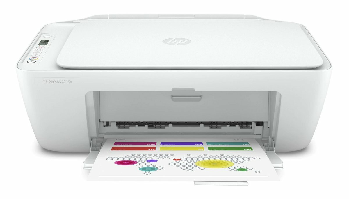 Biała drukarka HP DeskJet z wysuniętą tacą na papier. Widoczny wydrukowany dokument.