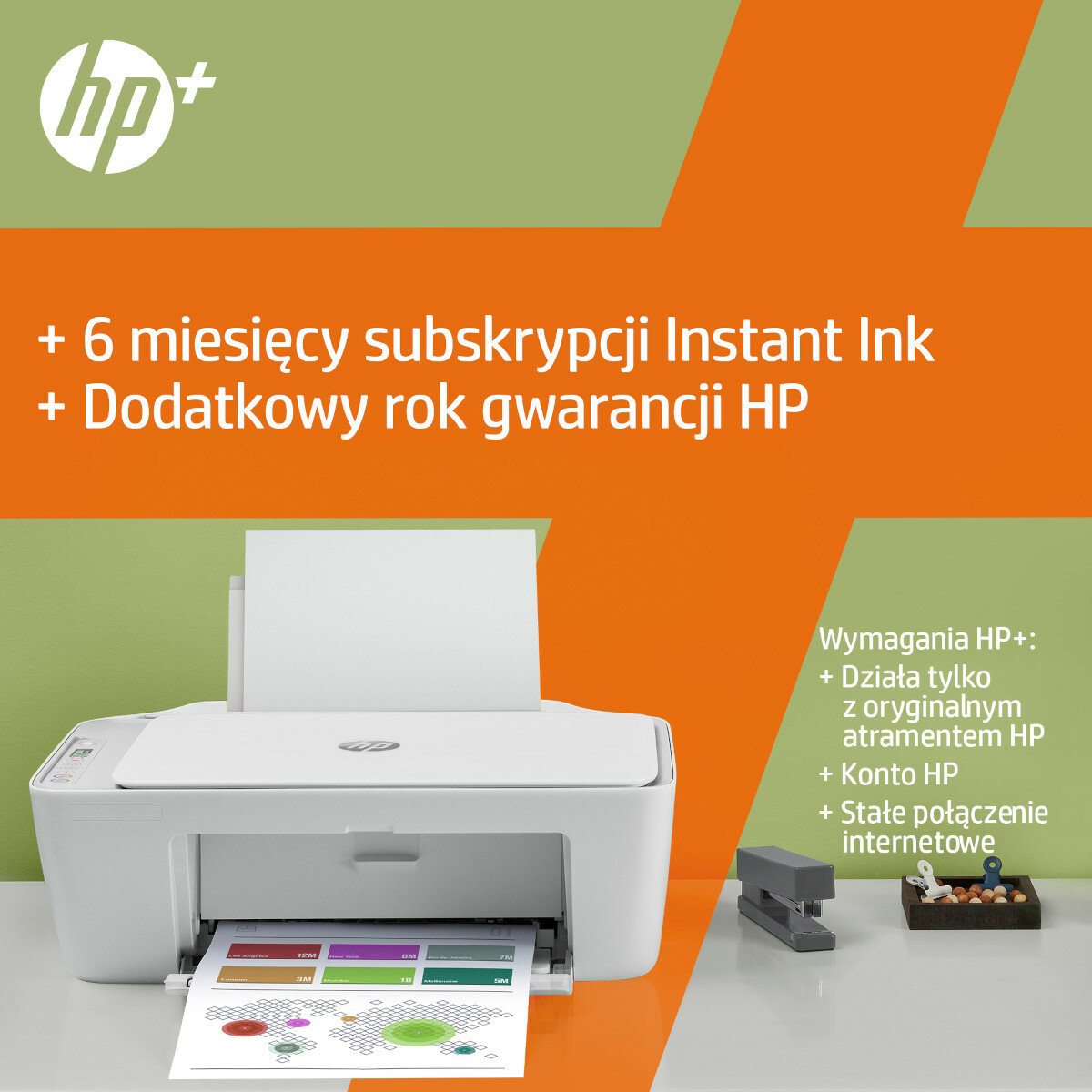 Biała drukarka HP+ z wydrukowaną stroną, zszywaczem i innymi elementami, pomarańczowe tło.