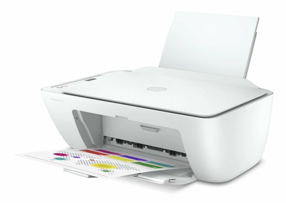 Biała drukarka HP z wychodzącym z niej arkuszem kolorowego papieru. Białe tło.