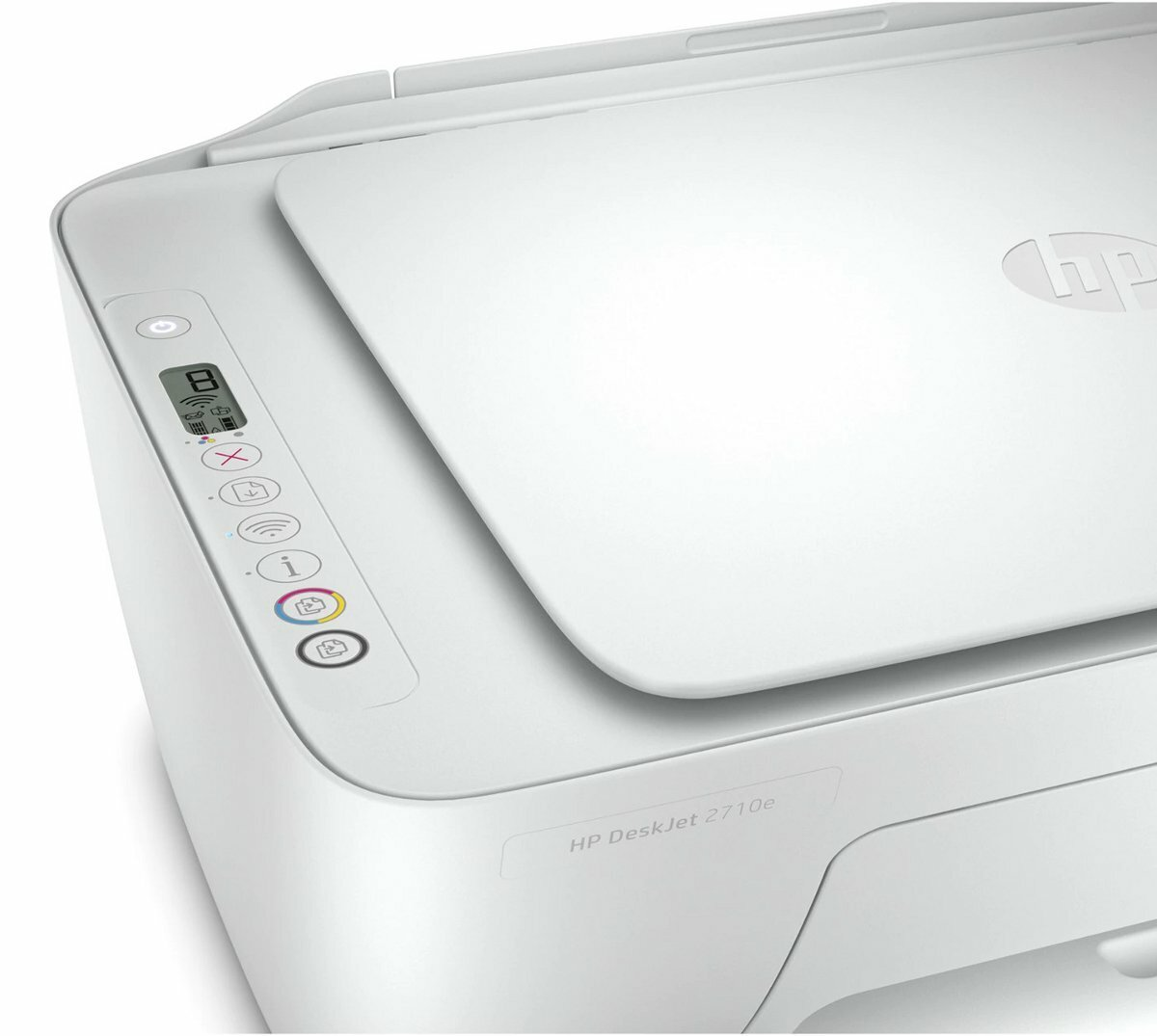 Biała drukarka HP DeskJet 2710e z otwartą górną pokrywą, widok z boku. Widoczny panel sterowania.