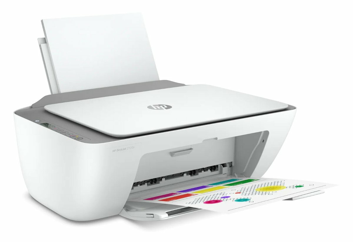 Biała drukarka HP z tacą na papier wyjściowy i tacą na papier wejściowy z papierami w środku.