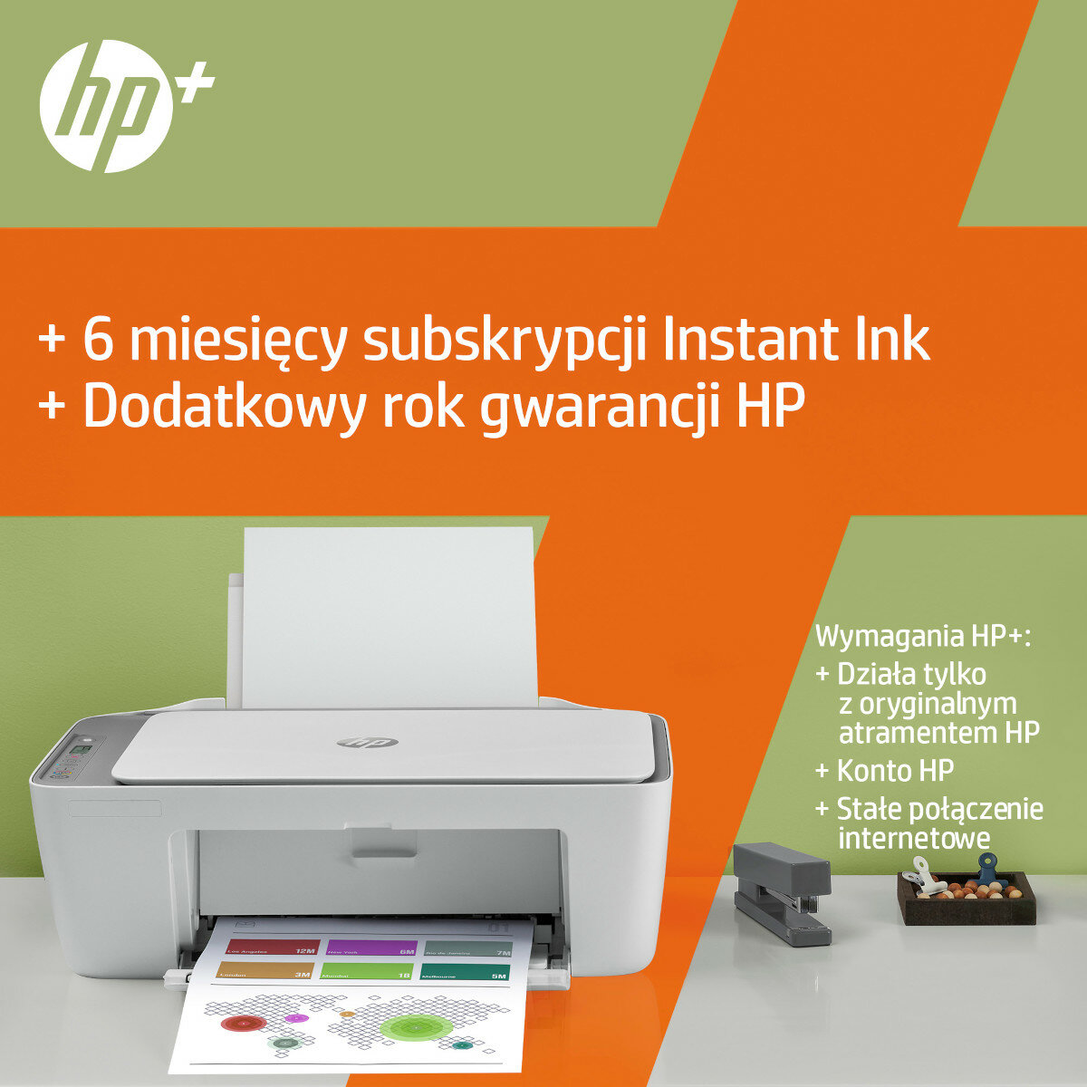 Drukarka HP z białą obudową, drukująca papier z tekstem i zszywaczem.
