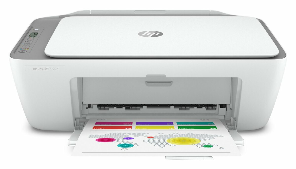 Biała drukarka HP DeskJet 2720e. Taca odbioru papieru jest otwarta z wydrukowanymi stronami.