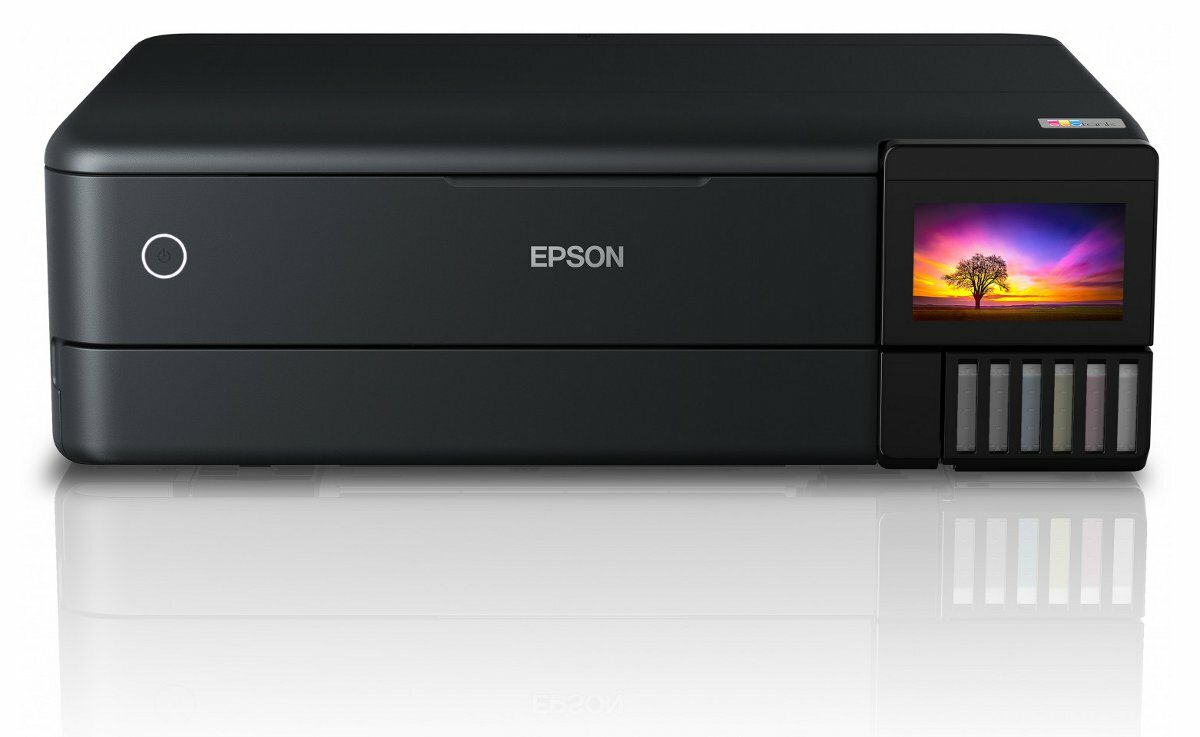 Czarna drukarka Epson z wyświetlaczem po prawej stronie, pokazującym obraz krajobrazu.