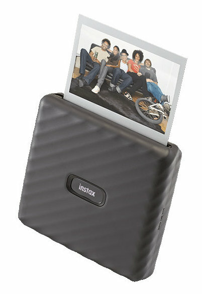 Czarna drukarka zdjęć Instax z wydrukowanym zdjęciem.