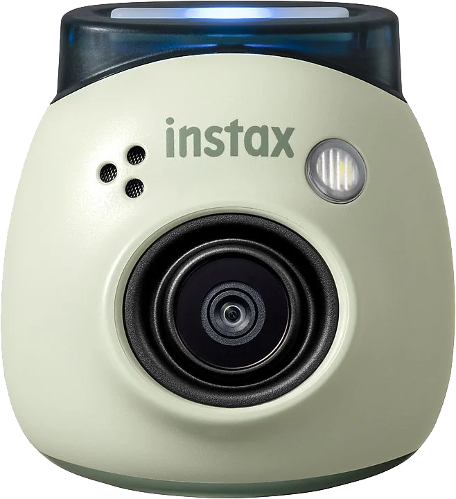 Világoszöld Instax fényképezőgép, elölnézet, kiemelkedő objektívvel, vakuval és három kis lyukkal az instax felirat közelében.