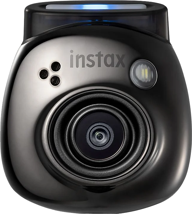 Egy fekete Instax kamera ezüst lencsével és kék fénnyel a tetején, fehér háttéren.