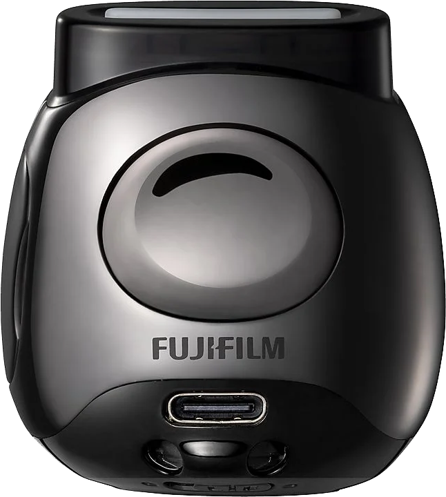 Fekete FujiFilm kamera objektívvel. FUJIFILM felirat elöl. USB porttal rendelkezik.