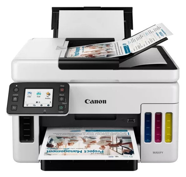 Drukarka Canon drukuje. Ma ekran, a zbiorniki z tuszem są widoczne.