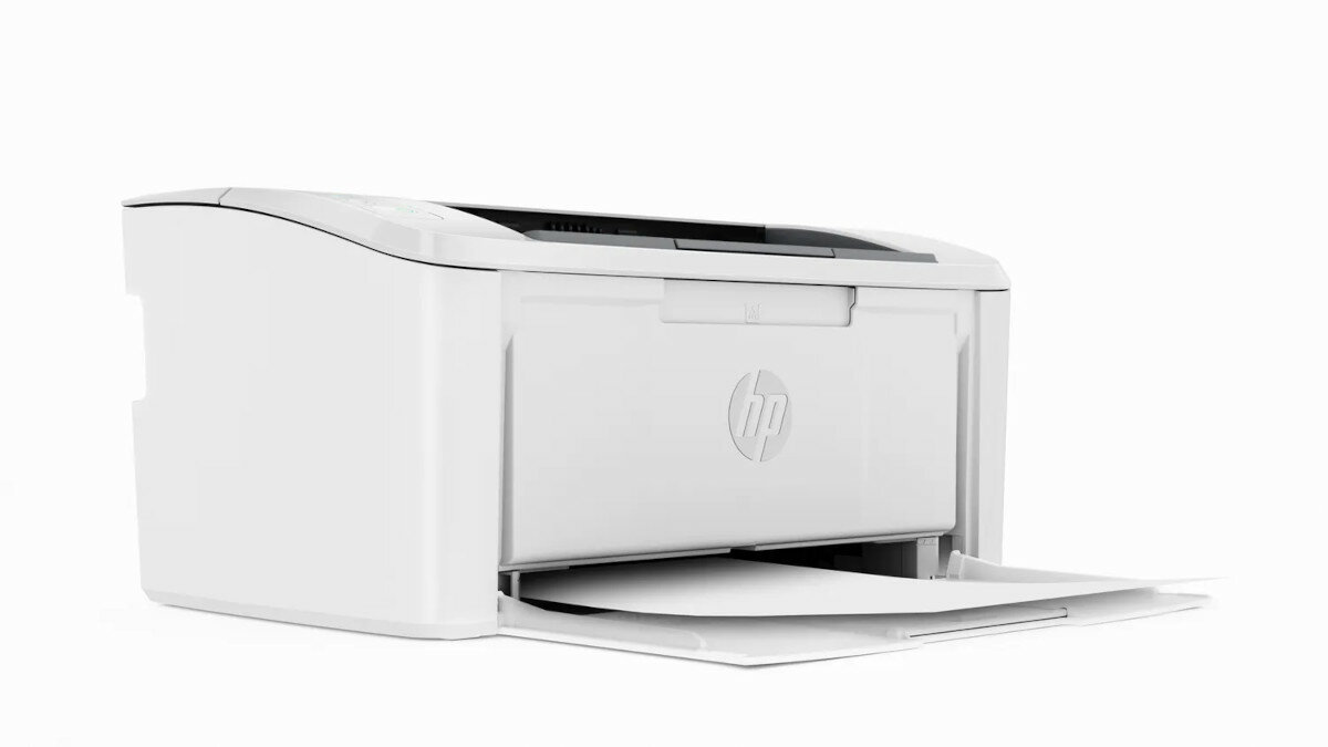 Biała drukarka HP z otwartą tacą na papier, pokazująca biały papier. Białe tło.