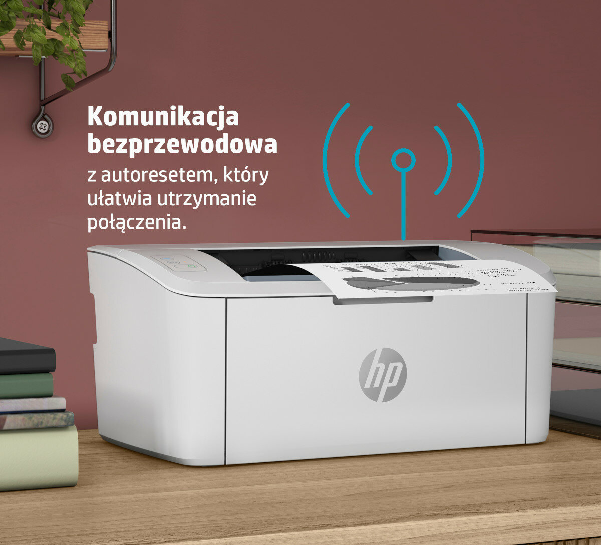 Biała drukarka na drewnianym stole z ekranem pokazującym połączenie bezprzewodowe.