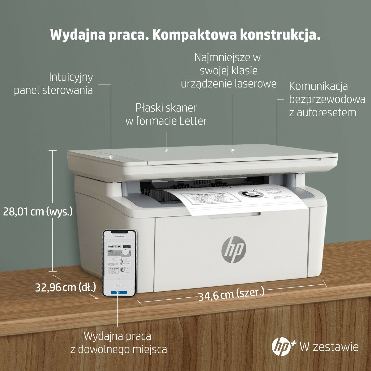 Biała drukarka HP na drewnianym stole. Smartfon pokazuje aplikację marketingową HP.