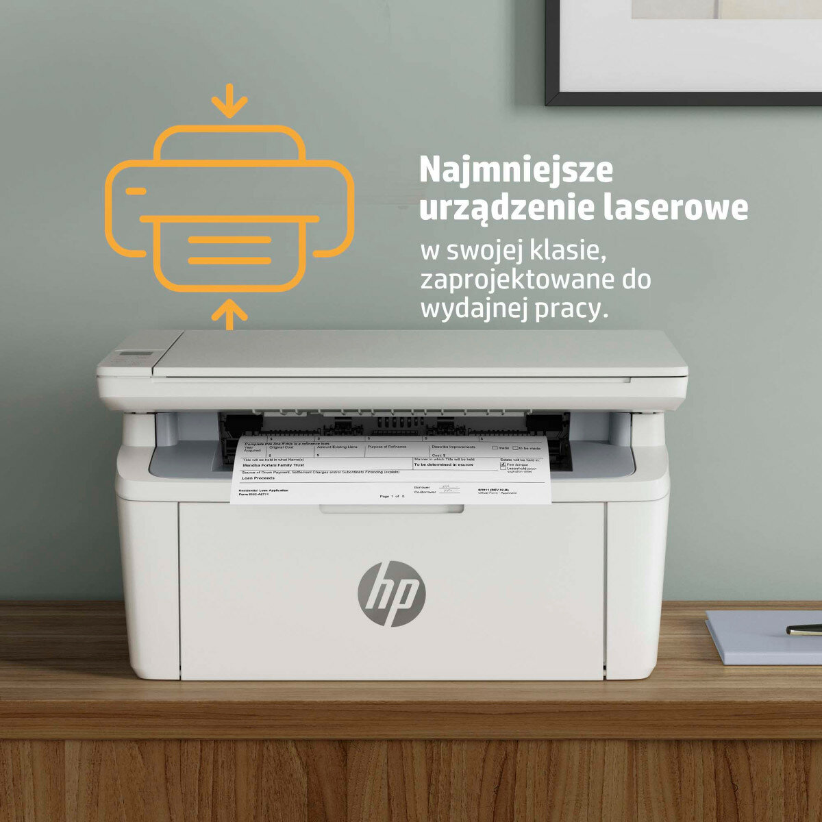 Biała drukarka z tekstem na drewnianym biurku. Grafika drukarki nad tekstem.