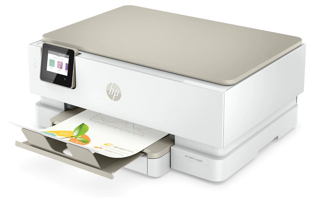 Biała drukarka HP z ekranem i beżową pokrywą. Drukowany jest papier.