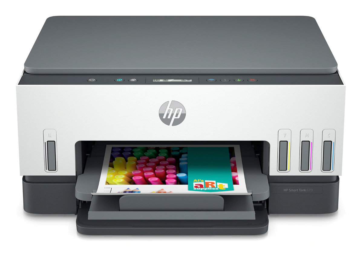 Biało-szara drukarka HP drukująca kolorowy obraz. Kartridże z tuszem widoczne po prawej stronie.