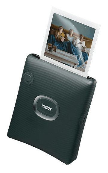 Czarna drukarka Instax Mini Link z wydrukowanym zdjęciem ludzi na górze.
