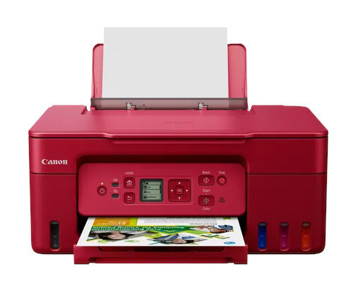 Czerwona drukarka Canon z papierem w podajniku i wydrukami, na białym tle.