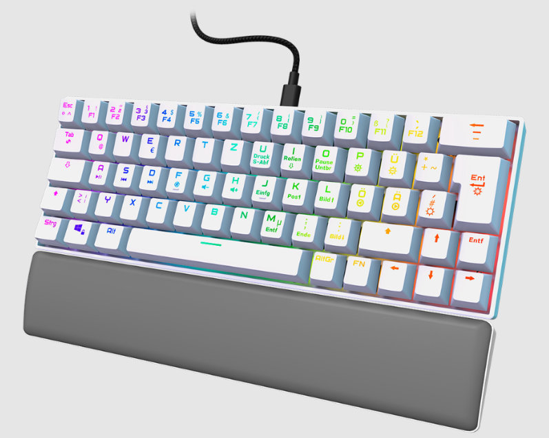 Weisse Gaming-Tastatur mit bunten Tasten und Handballenauflage. Schwarzes Kabel, weißer Hintergrund.