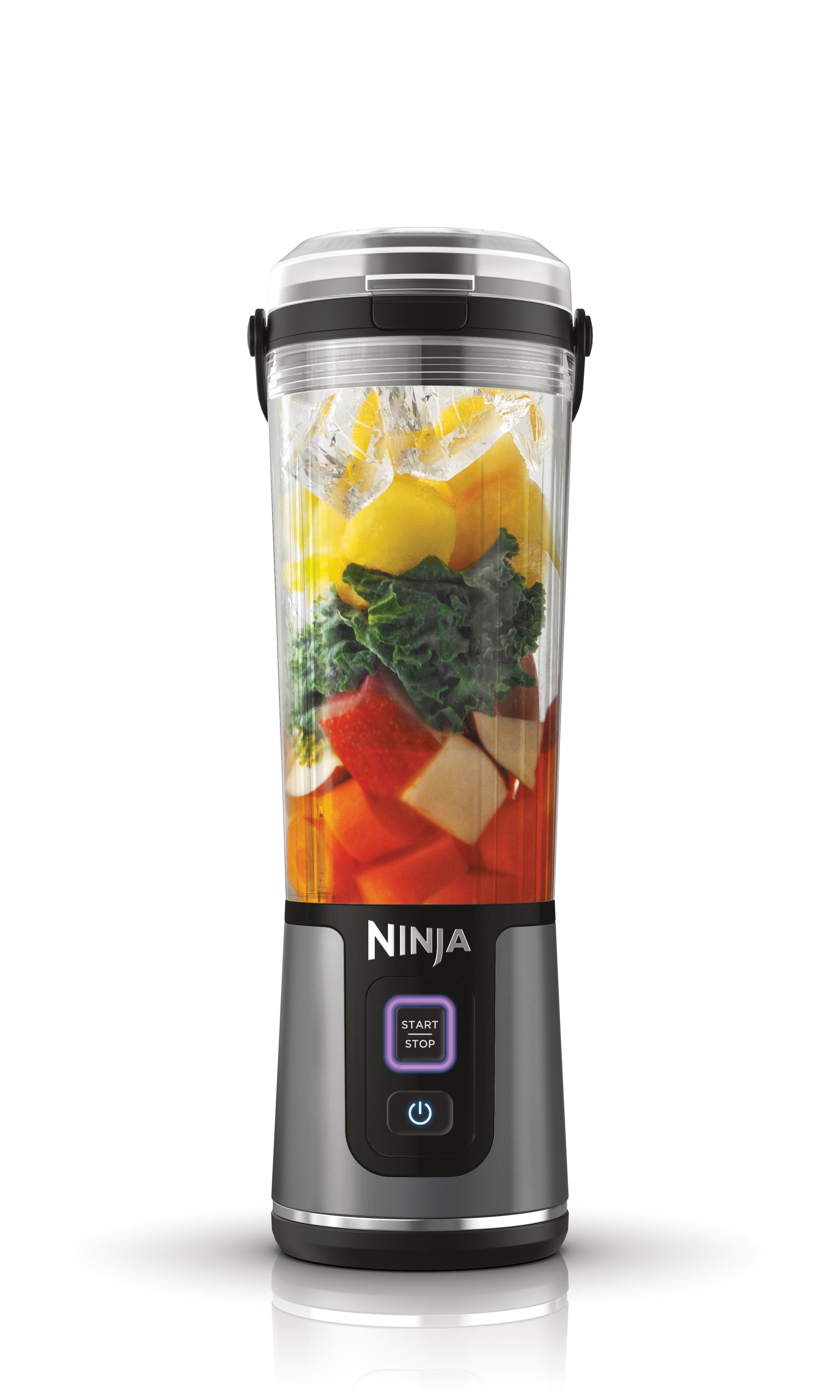 Ein Ninja-Mixer mit Früchten und Eiswürfeln, fertig zum Mixen. Der Mixer ist grau und schwarz, isoliert auf weißem Hintergrund.