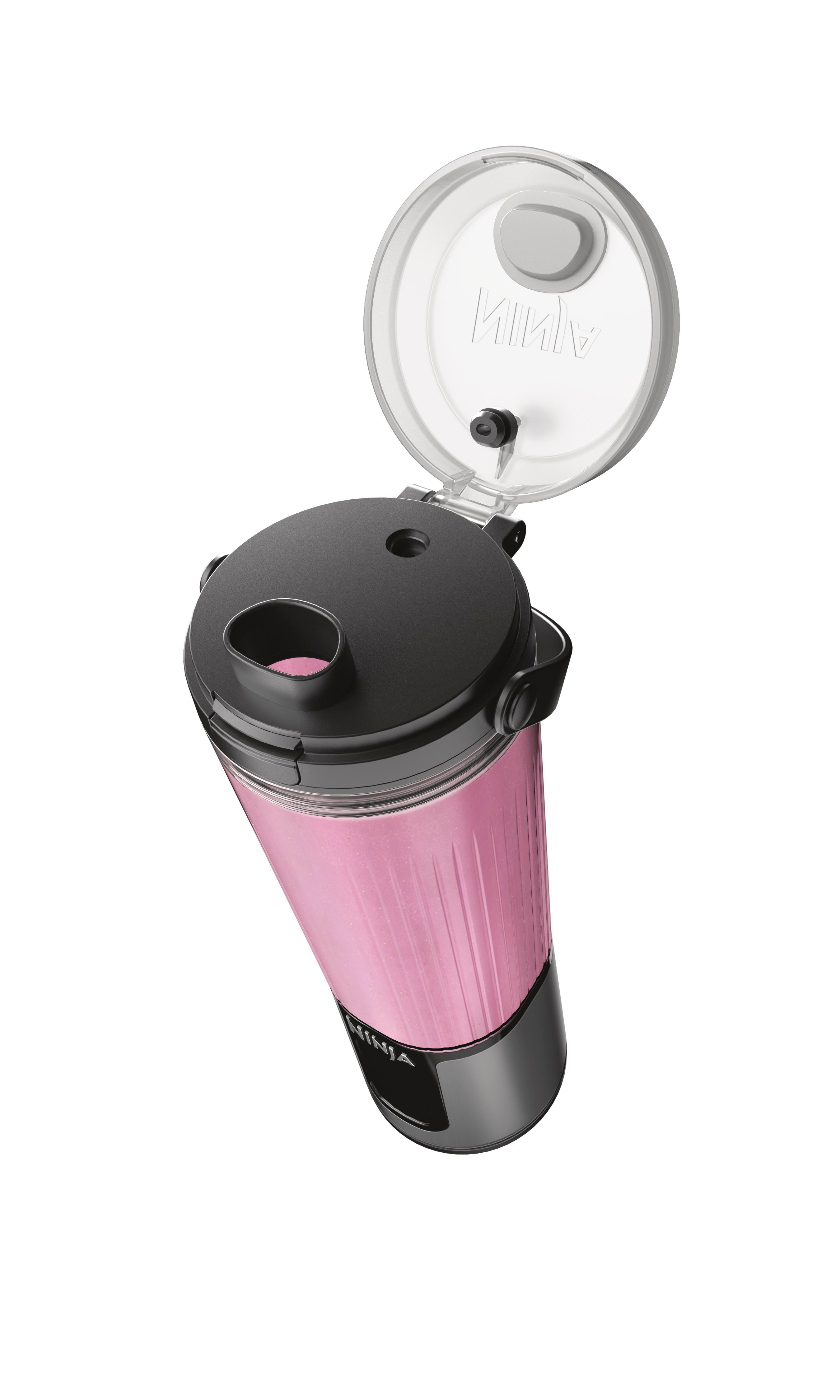 Ein pinkfarbener Ninja-Mixer mit schwarzem Deckel und offenem, durchsichtigem Deckel. Der Mixer ist mit rosa Flüssigkeit gefüllt.