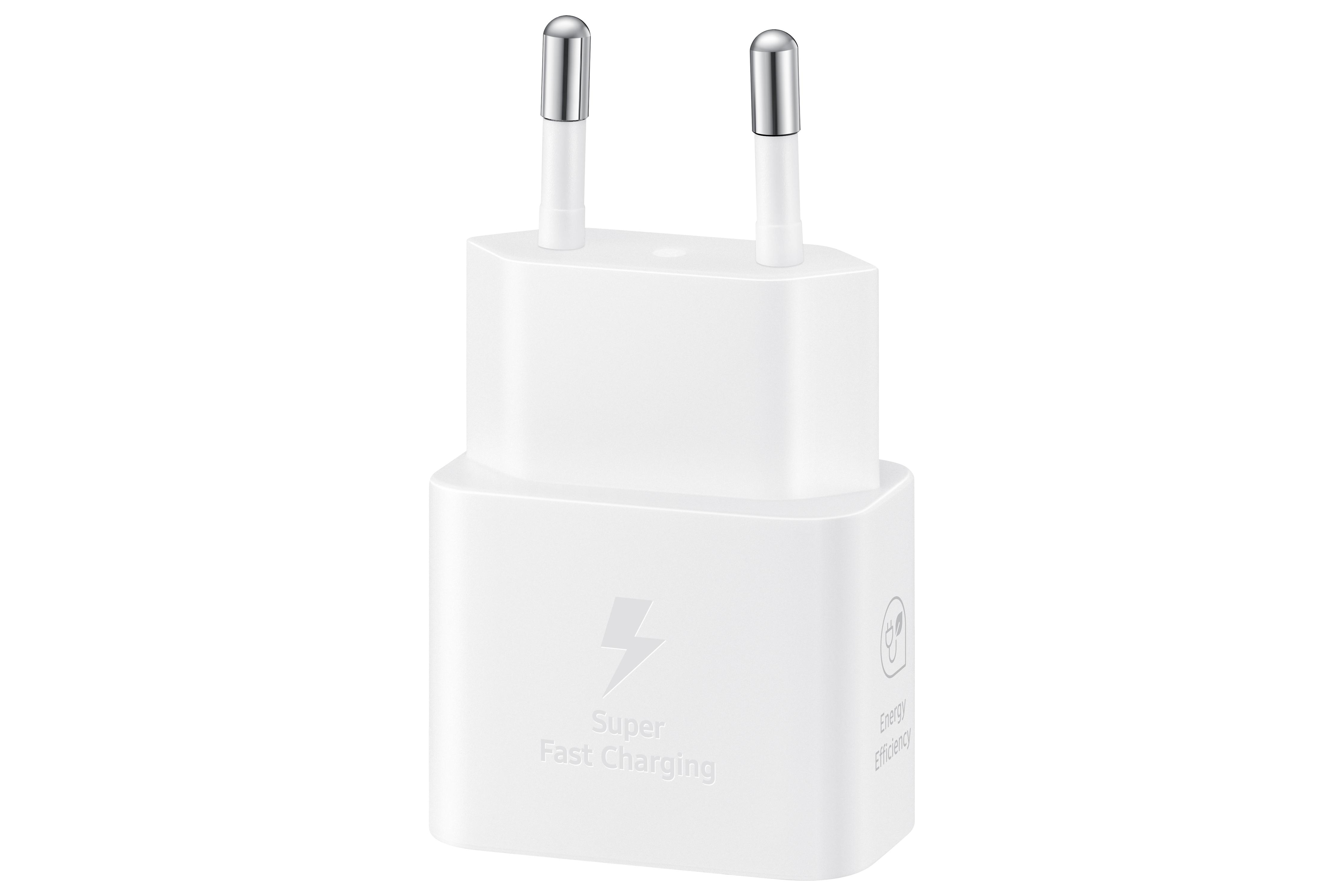 Weißes Samsung-Ladegerät. Zwei silberne Stifte oben. Text für superschnelles Laden. Logo für Energieeffizienz.