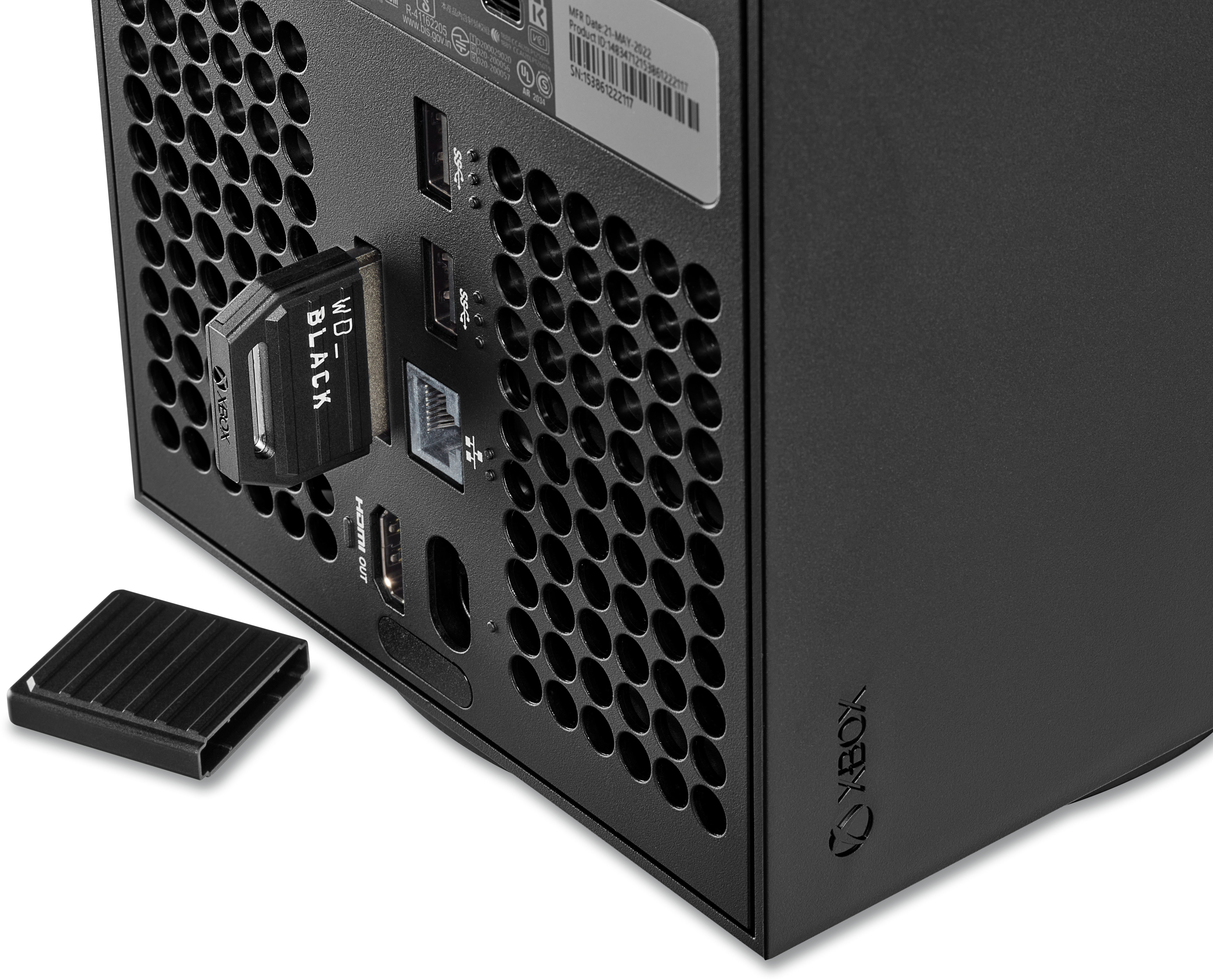 Zwarte Xbox Series X-console met een WD_BLACK-opslaguitbreidingskaart. De console heeft geen deksel.