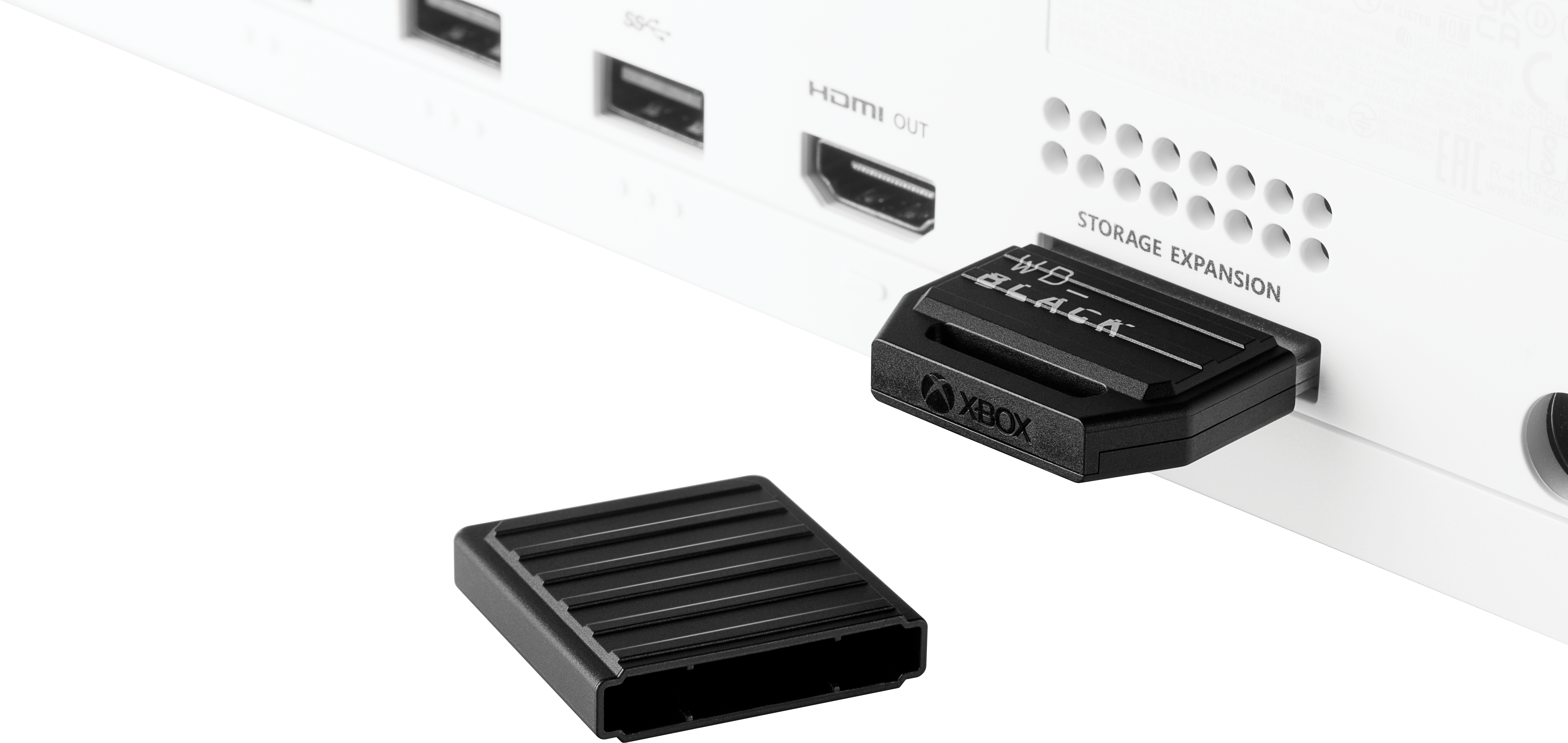 Xbox-console met een zwarte WD_BLACK opslaguitbreidingskaart geplaatst. Een andere kaart ligt ernaast.