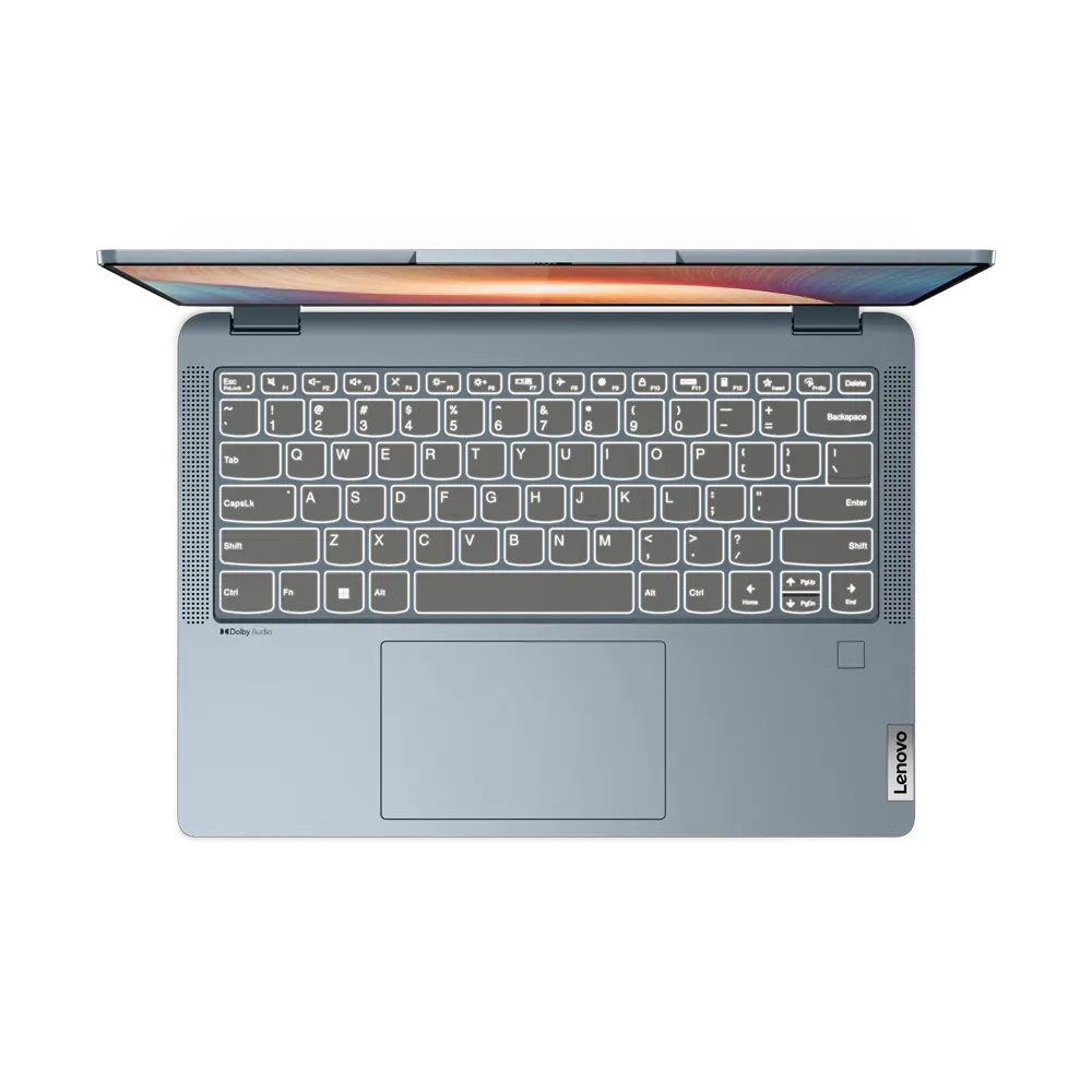 Vista superior de un portátil Lenovo azul con la pantalla abierta. Teclado con teclas iluminadas visible. Presente el panel táctil y el logotipo de Lenovo.