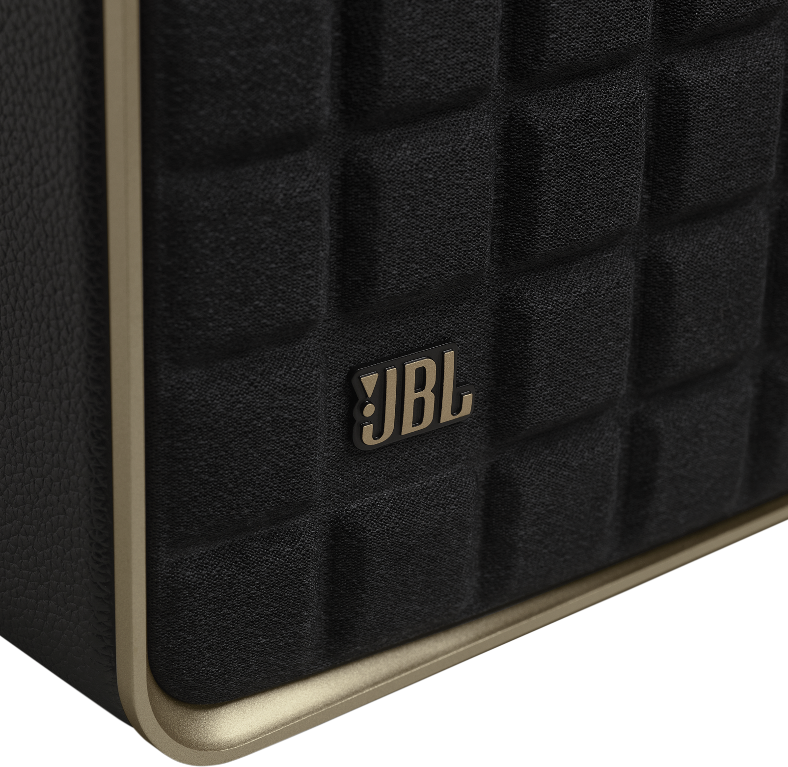 Nahaufnahme eines schwarzen Lautsprechers mit JBL-Logo und goldfarbenem Rand.