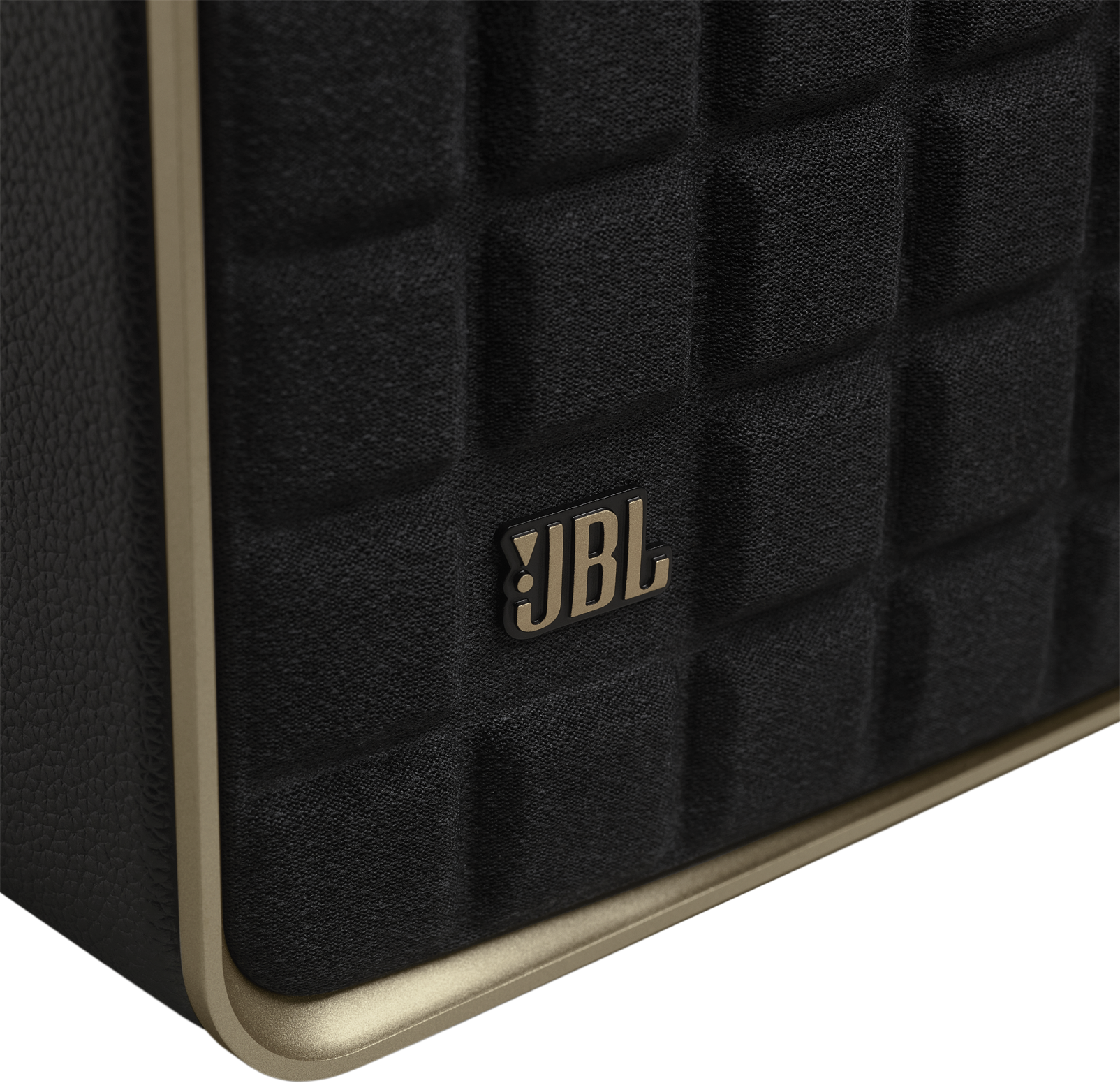 Gros plan sur un haut-parleur noir avec une bordure dorée et le logo JBL sur le devant.