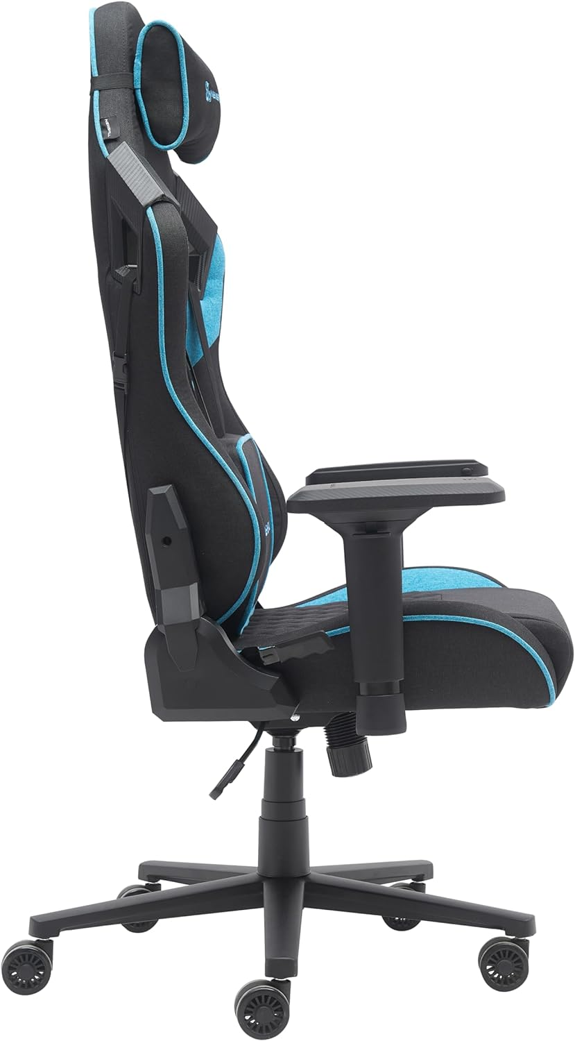 Silla gaming negra y azul de perfil, con reposacabezas y reposabrazos.