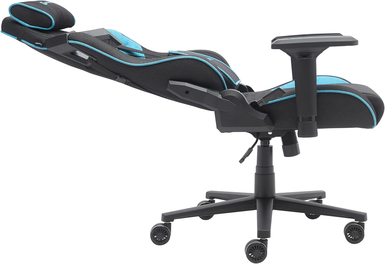 Una silla gaming negra y azul reclinada, con reposacabezas y reposabrazos, base negra.