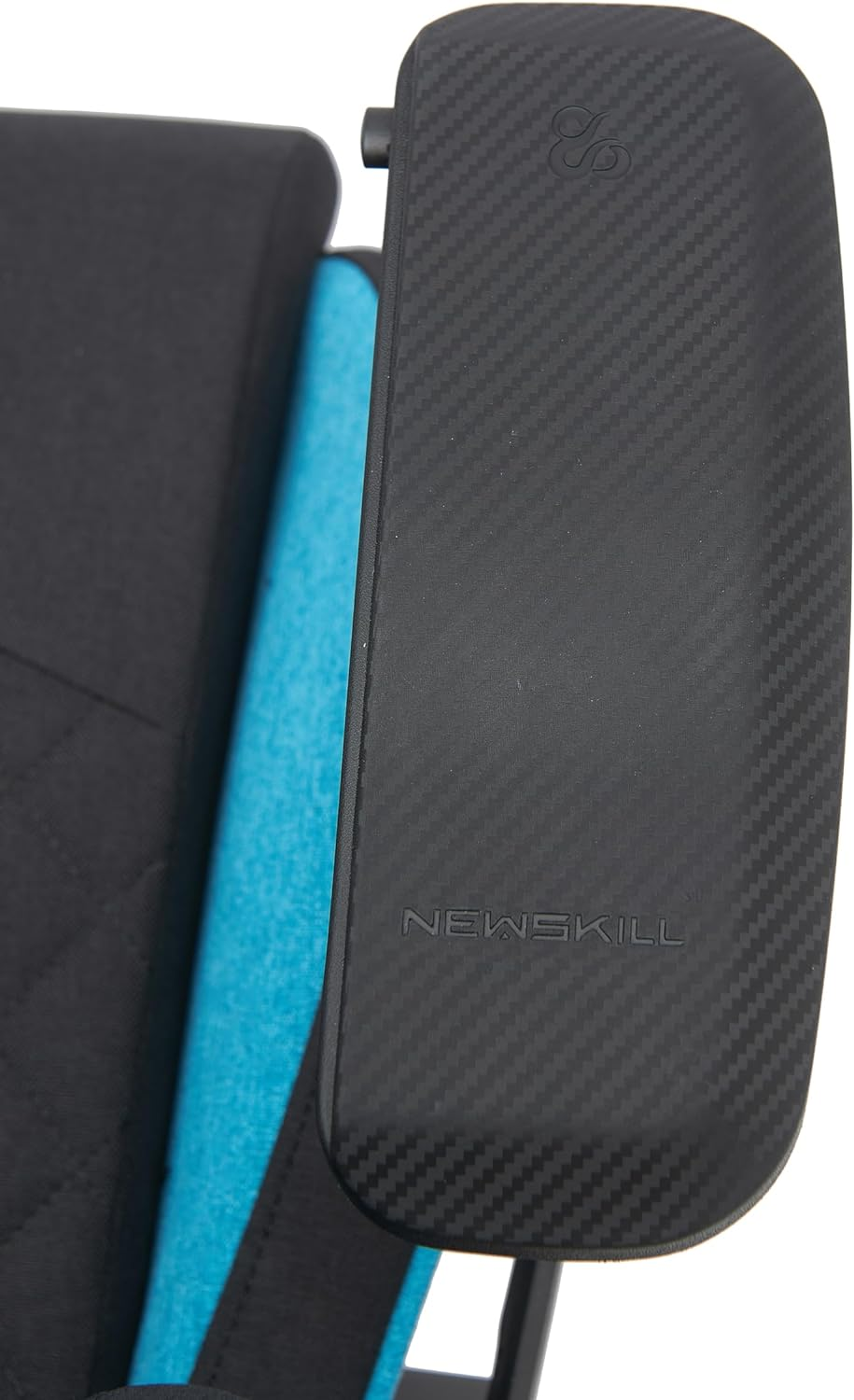 Reposabrazos de silla gaming negro y azul con inscripción 'NEWSKILL' sobre fondo blanco.