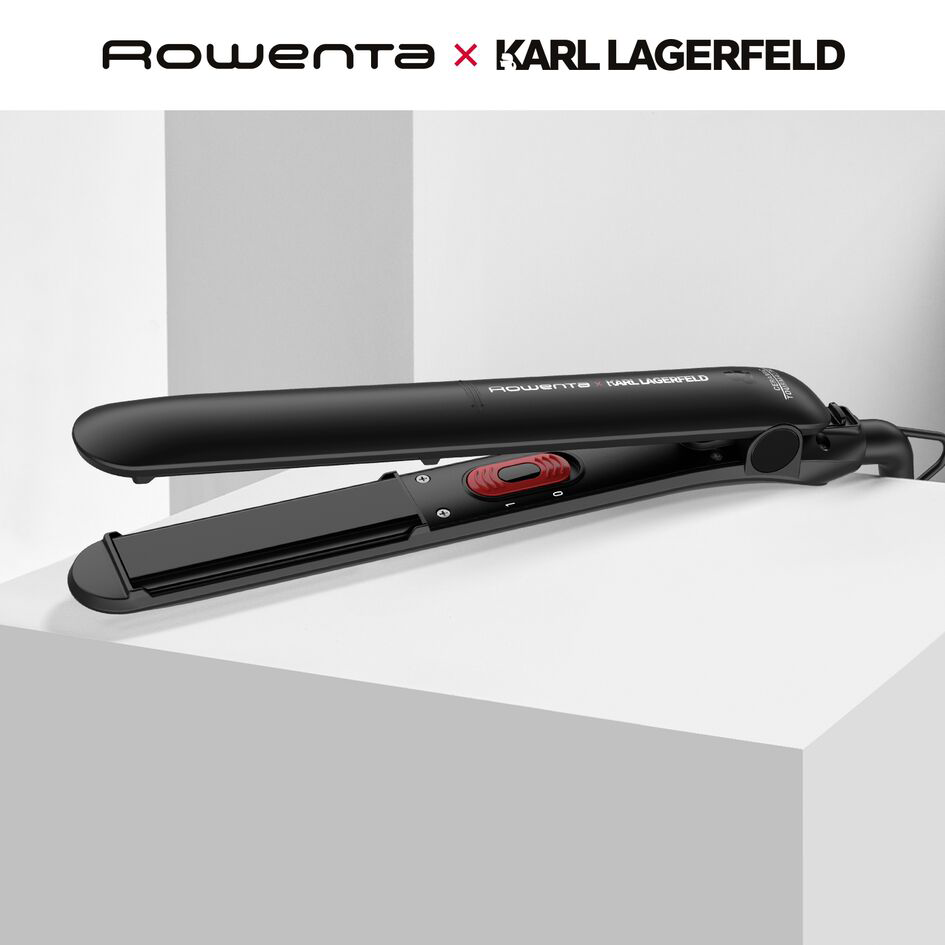 Fekete Rowenta x Karl Lagerfeld hajvasaló fehér felületen. A Rowenta és Karl Lagerfeld logók láthatók.