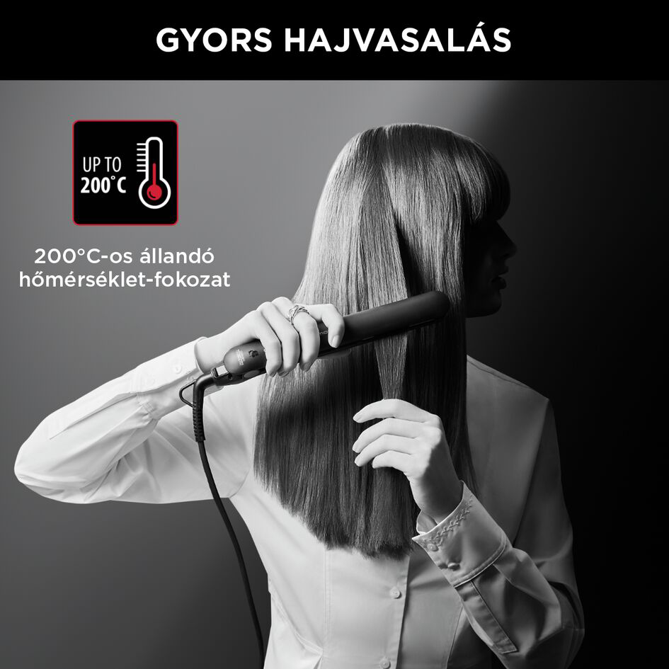 Egy személy fekete hajsimítót használ, a haját simítják.
