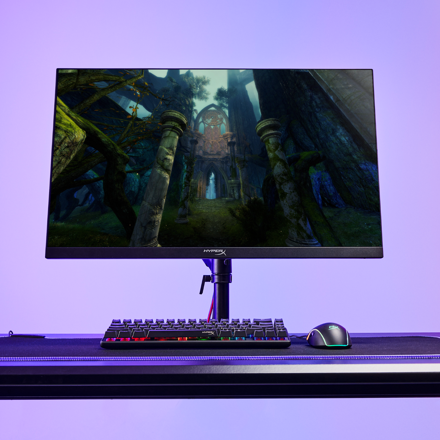 Gaming setup met monitor, toetsenbord en muis. Bosachtergrond. Paarse en roze tinten.