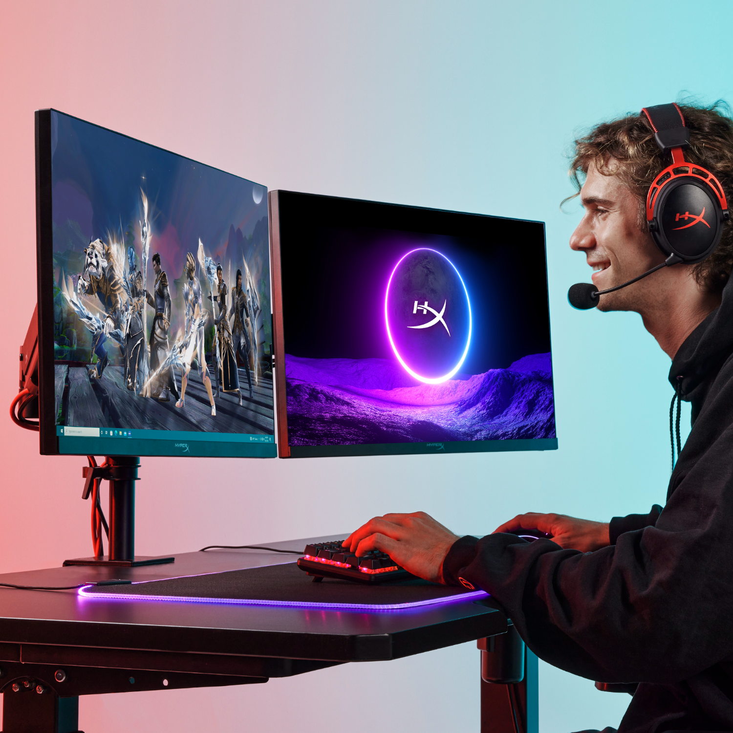 Een man met een headset die twee computermonitors gebruikt.
