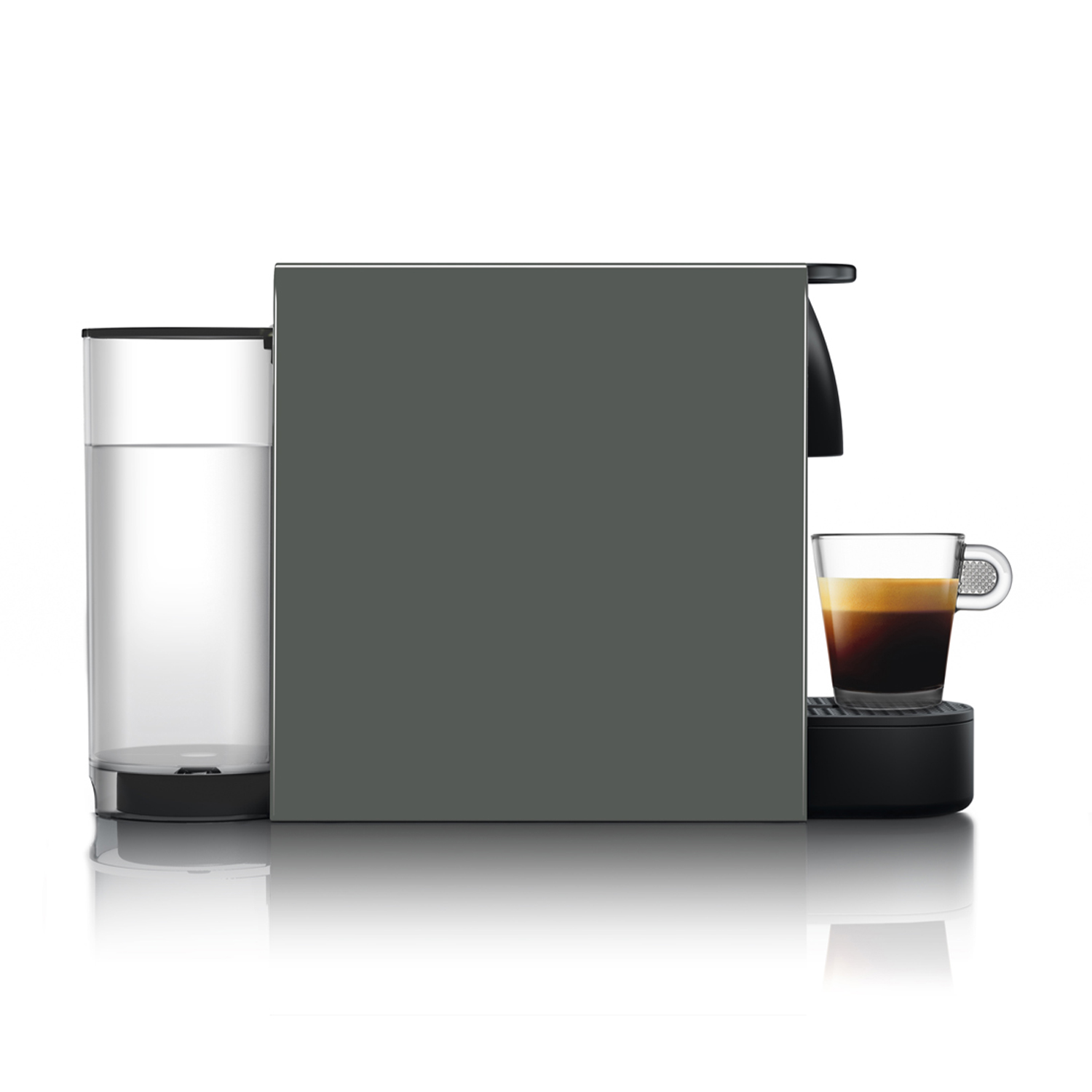 Macchina da caffè Nespresso grigio scuro con serbatoio dell'acqua e una tazza di caffè.
